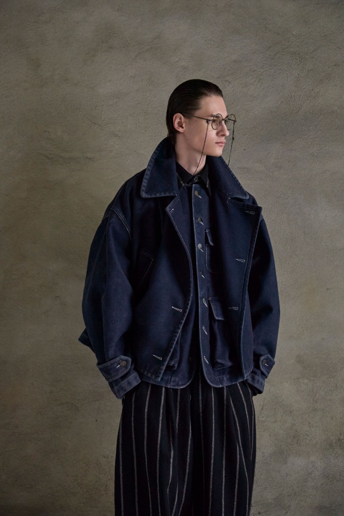 Uma Wang 26FW 以近乎冥想的节奏展开，将时间、空间与服装融为一体。宽大的披肩、斗篷式外套、低饱和褐色与灰褐调营造出古老而内省的氛围，仿佛服装本身承载记忆与历史。系列弱化性别界限，通过层叠与包裹式廓形强调身体的存在感，是一场远离商业逻辑、专注精神层面的诗性表达-顽石频道趋势研究